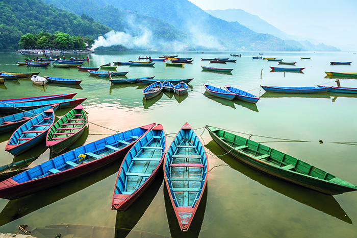 Jezero v Nepálu leží v blízkosti tří nejvyšších hor světa © Jacek Kadaj / Getty Images